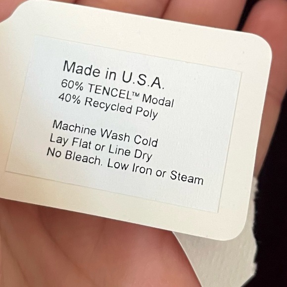 LA Relaxed • NWT Elegant Burgundy Scarf - Picture 3 of 4